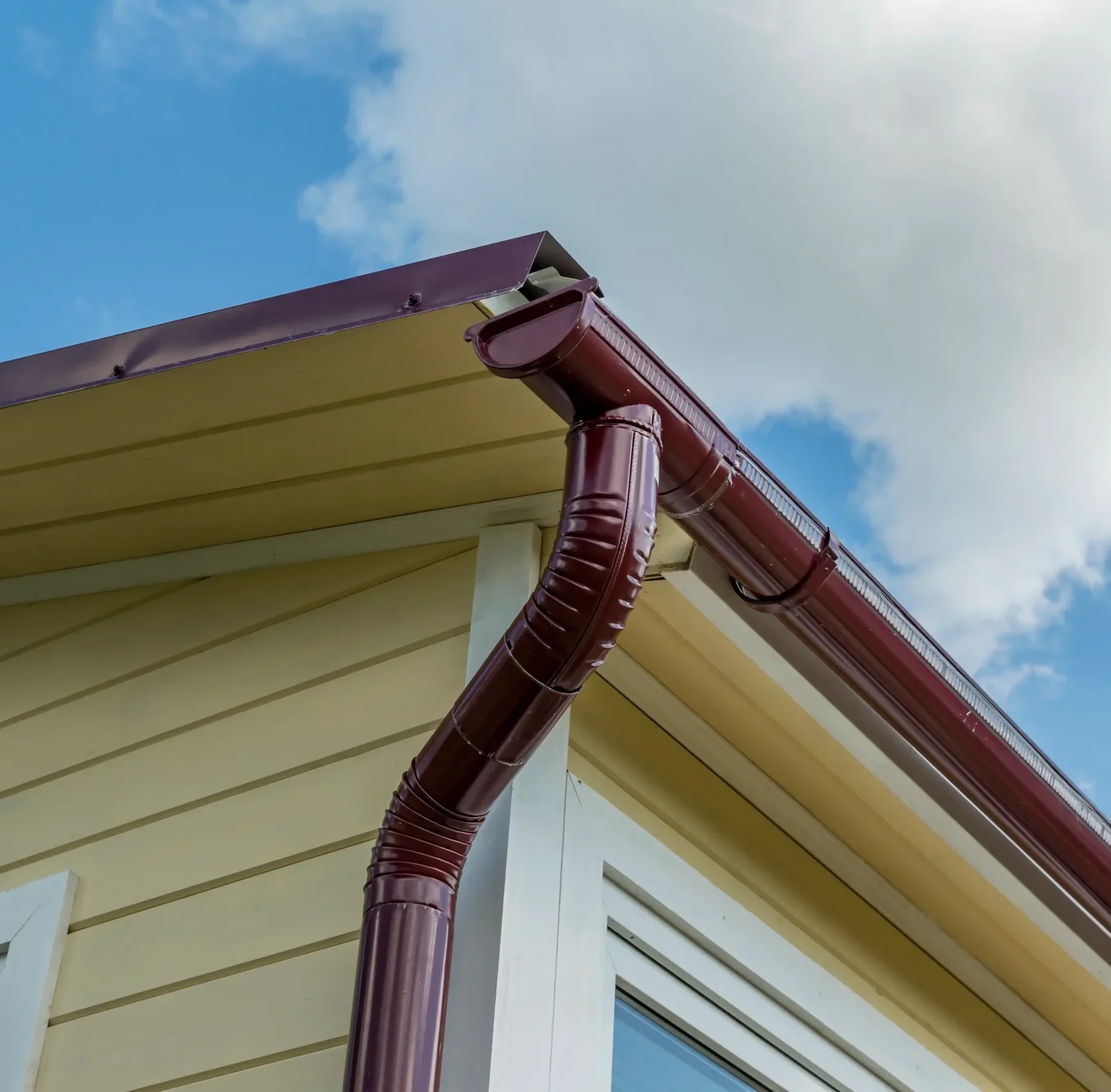 Residential home with new seamless gutters installed by Sundra